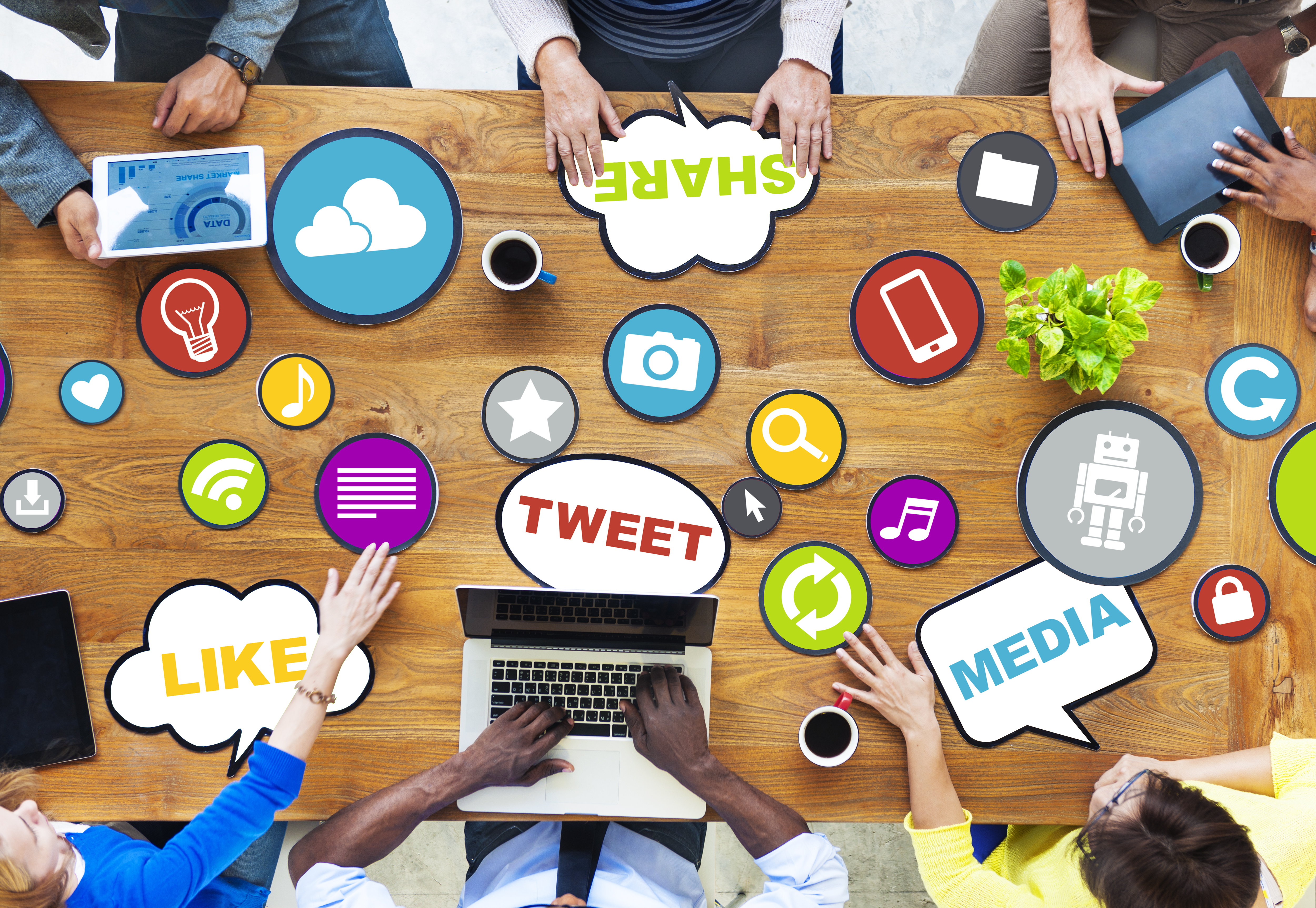 Colaborators, working on social media marketing strategies